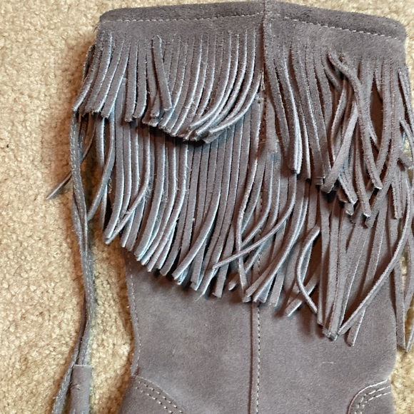 Minnetonka Grey 2-layered fringe Boots | Minnetonka | Minnetonka Boots | Boots | - Picture 4 of 8